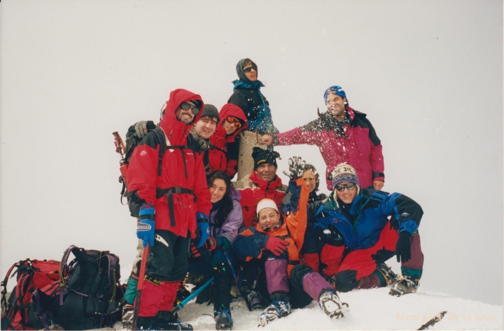 Cumbre del Posets, 3.375 mts. De izquierda a derecha; de pié: Jesús, Joaquín, Quique, Vicente, Miguel Ángel; sentados: Fani, Adrián, Sara, Zaida, Pepe